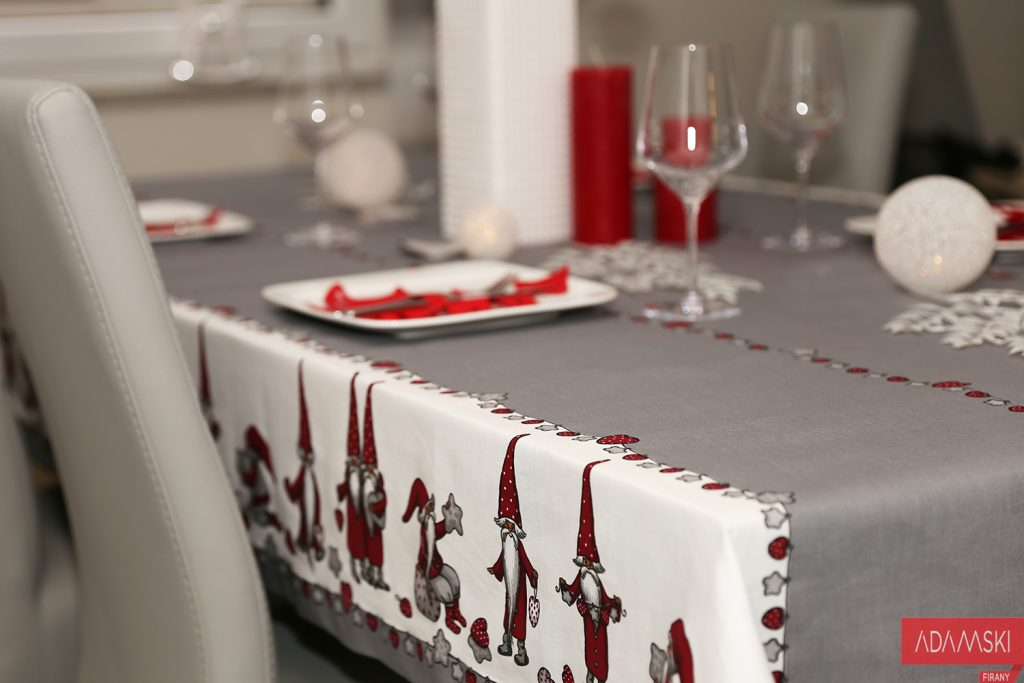 dekoracja wigilijnego stołu czerwony